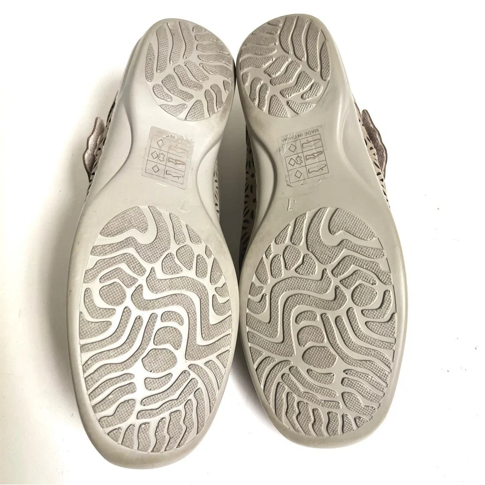 NEW PATRIZIA Trudy Light Taupe Womens Mary Jane Shoes stencil cut out boho 7M